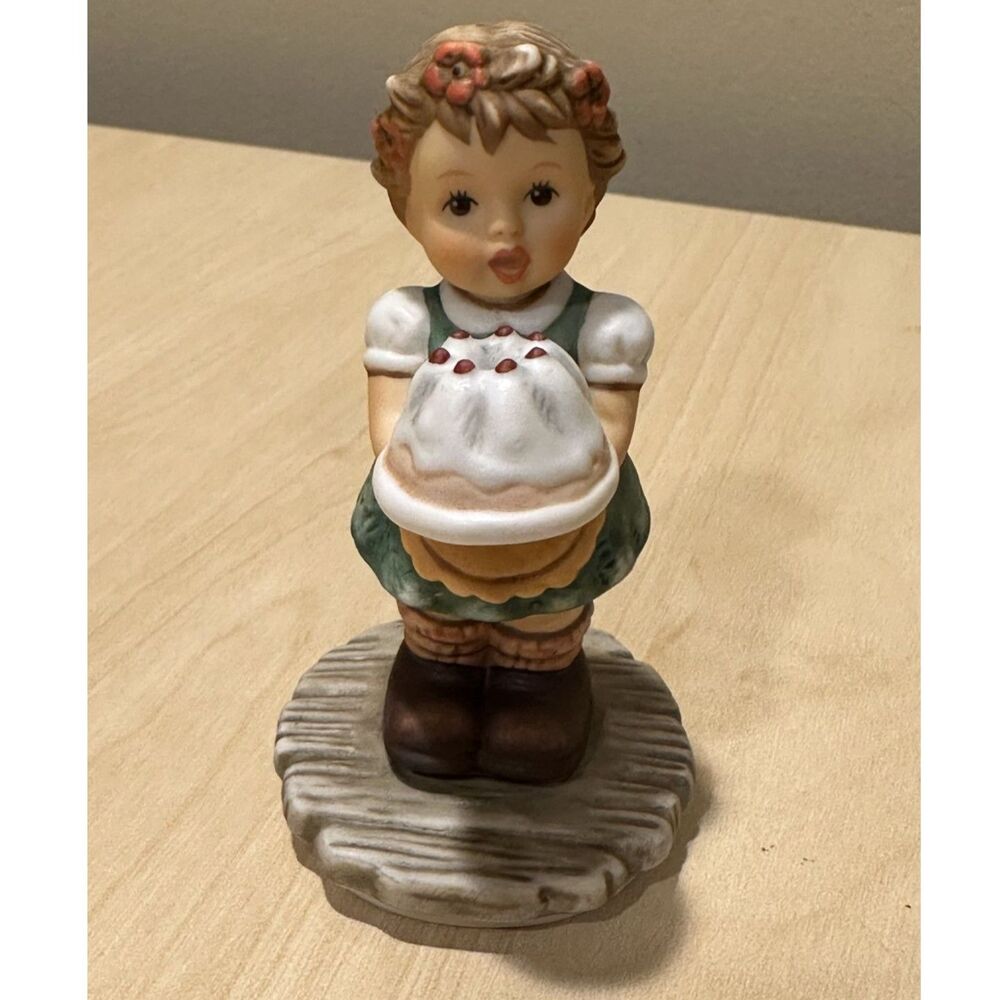 Goebel Berta Hummel "Make a Wish" Figurine BH130 Birthday Girl Cake 2000 Vintage